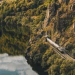 Еден час за шеесет километри и никој не се извинува за тоа: возот од осумдесеттите што оди низ кањонот на Сил