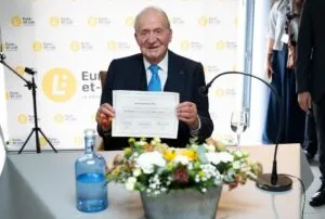 Хуан Карлос по втор пат наградуван во Франција за мемоарите: коавторката вели дека таму е човекот на транзицијата, а во Шпанија човекот на скандалите