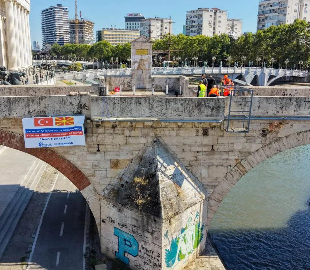 Камениот мост конечно добива светло: со години на него стоеја само кабли од украдените светилки