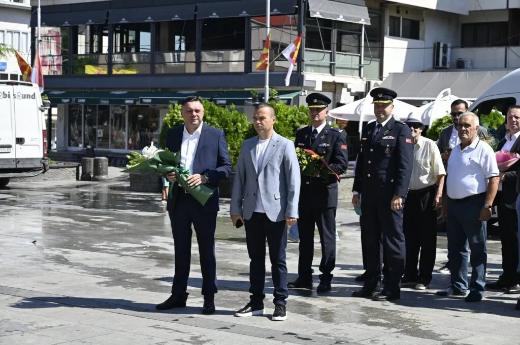 82 години слободно Кавадарци: цвеќе пред споменик, во иста недела со караван низ 11 града