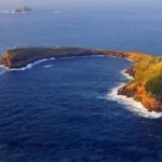 Бродот влегува во кратерот на вулкан, а рибата не бега од луѓе: островите со дневна квота на посетители