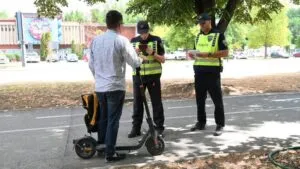 167 прекршоци на тротинети за пет часа: повеќето возачи ноќе без рефлектирачки елек и кацига