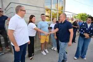 Министерот вели дека откупот тече непречено, лозарите велат дека вранецот гние на лозјата