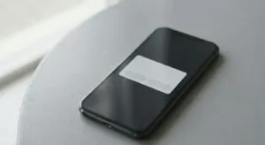 Apple го менува прозорчето за следење, но само таму каде регулаторот побарал: во пет земји новата верзија е единствената