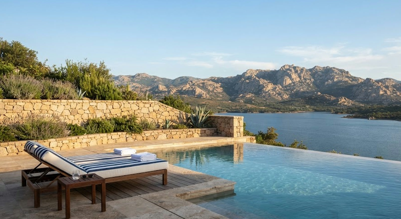 Infinity pool with a view of the reservoir and the rocks