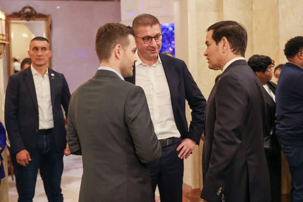 Педесет секунди на нозе во ходник: Владата ја нарече средба со Рубио, опозицијата екскурзија на државен трошок