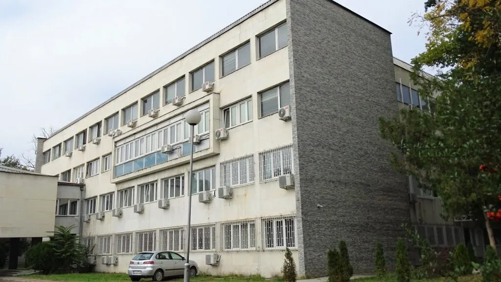 Петмина се борат за столот од кој се води секој предмет против функционери