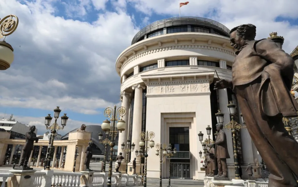 Претреси на 32 локации во Скопје, полицијата влезе и во службени простории на МВР: 25 лица под сомнеж за возачки дозволи за камион и автобус без ниту еден испит