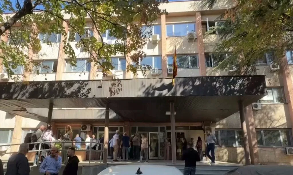 75 од 90 вработени бараат оставка: Судскиот совет отиде во кумановскиот суд да ги брои потписите