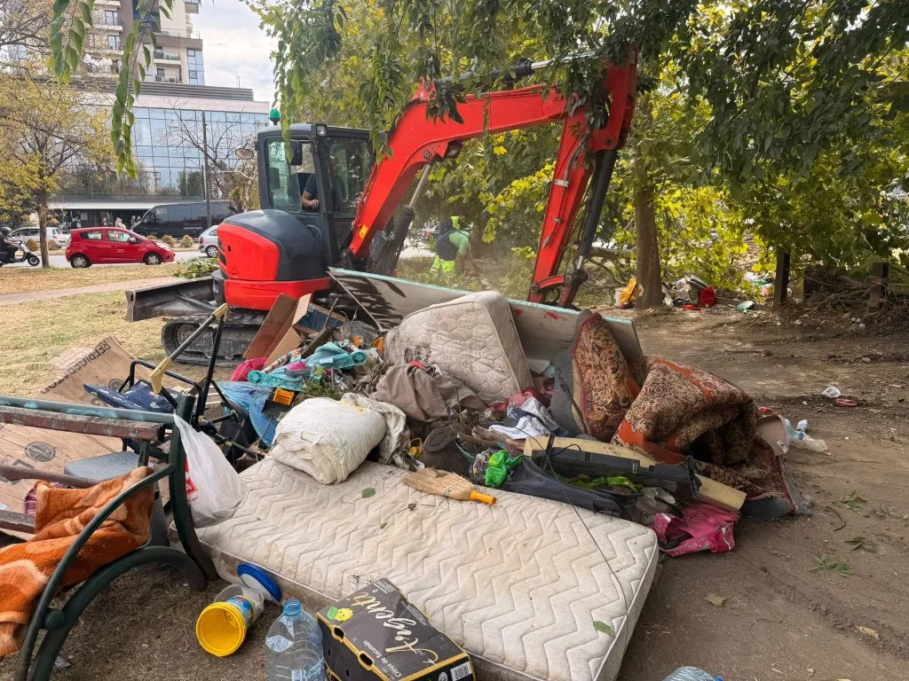 Паркот на новинарите расчистен по којзнае кој пат: општината има багер, Министерството има надлежност