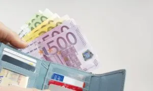 Платата порасна за 118 денари за еден месец: со ист процент раст, јазот со Хрватска се шири, не се затвора