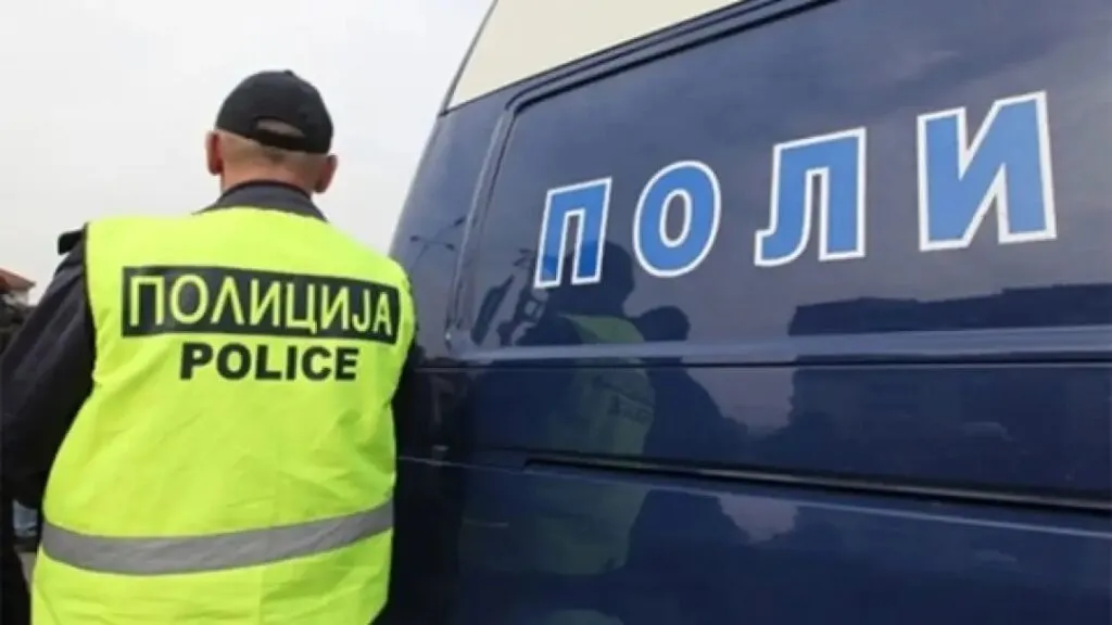 Полицаец тешко се повреди паѓајќи во необележана шахта на стадион во Равен - додека вршеше увид