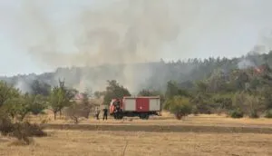 Чадот над Скопје доаѓа од Косово: за првпат нашиот хеликоптер гасне пожар надвор од државата