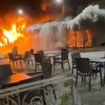 Над 20 дуќани изгореа во Шуто Оризари: 15 пожарникари и три и пол часа борба со огнот во 3 часот по полноќ