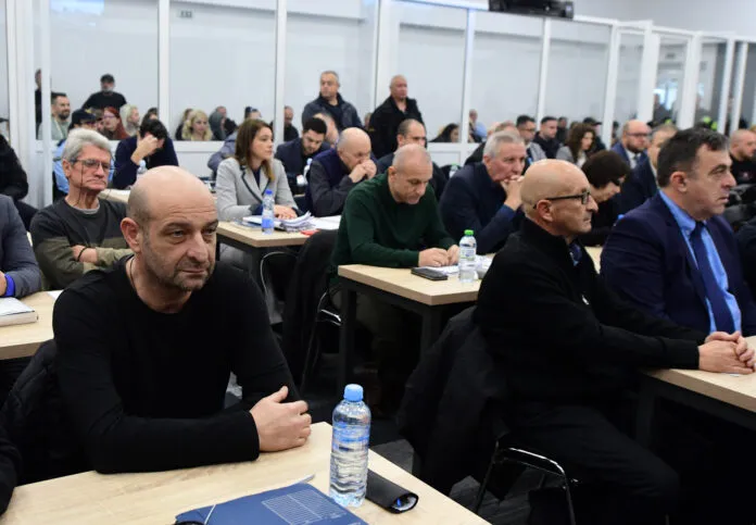 Девет месеци по едногласната одлука анкетната комисија за „Пулс“ сè уште не постои, а Деко е пред излегување од притвор