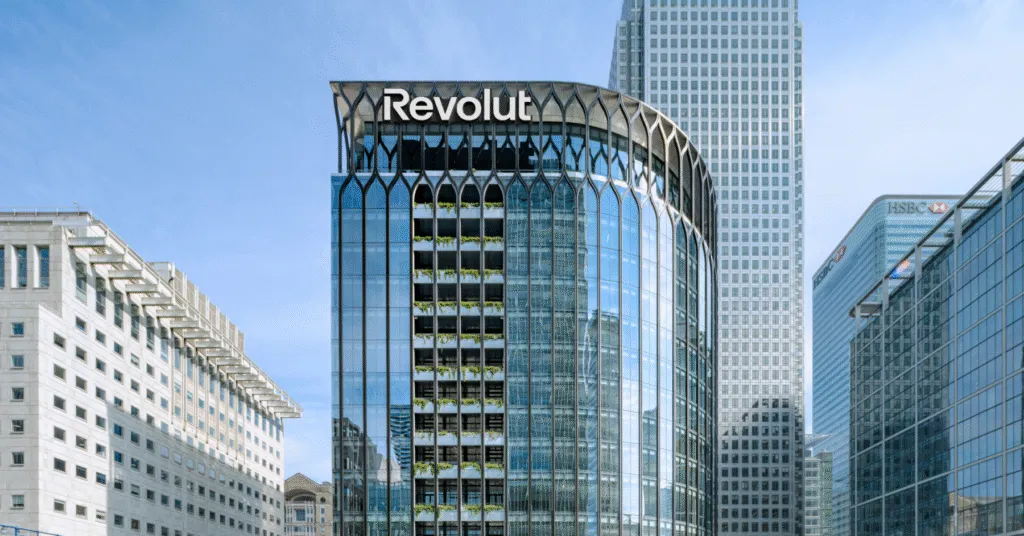 Revolut предаде пасоши и селфи-снимки на измамник кој пишувал од вистински државен домен: фирмата не кажува колку клиенти се погодени