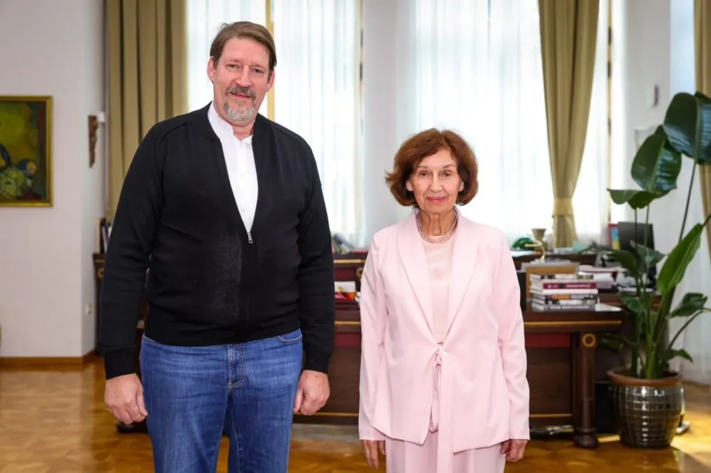 Сиљановска-Давкова пред Вајц го цитира Договорот за ЕУ, а известувачот бара „пријателски чекори од двете страни“