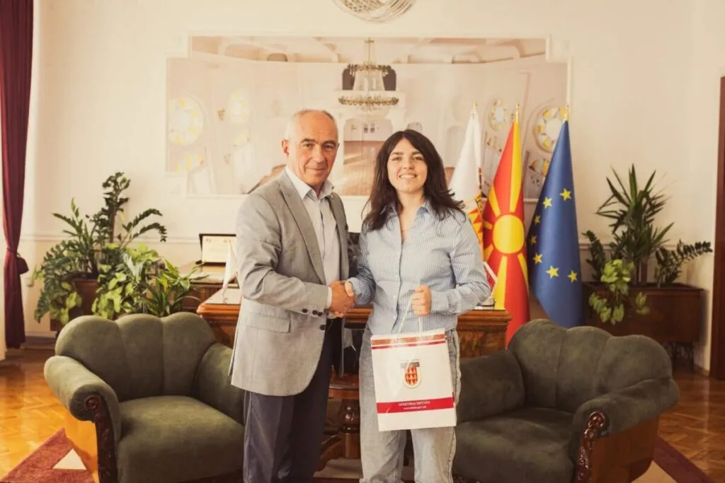 Битолчанка од втора година гимназија се врати со злато и бронза од олимпијадата во Торино
