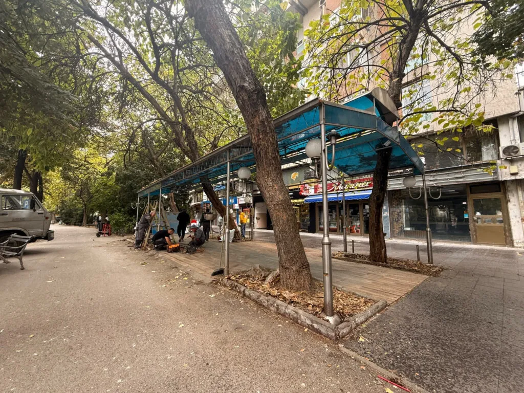 Центар ја симна терасата на „Малага“ од тротоарот на „Даме Груев“: пешаците го добија просторот назад