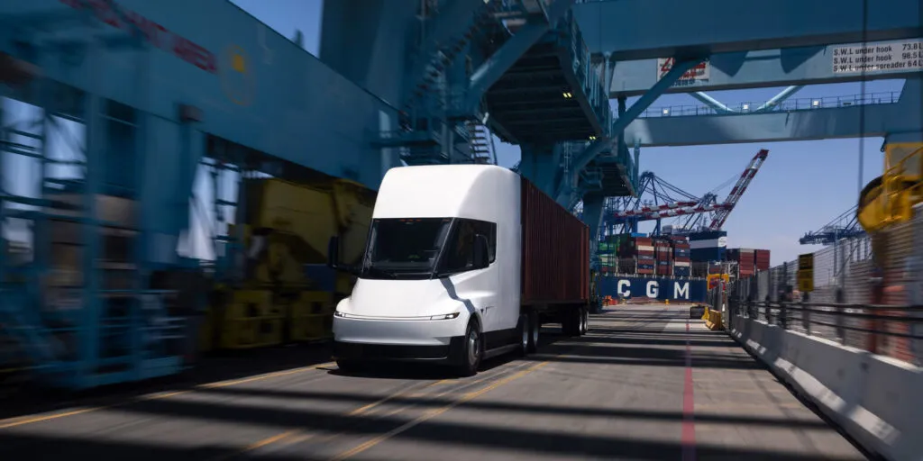 Tesla ги испорача првите Semi камиони речиси деценија по претставувањето: над 800 километри со полн товар, цена близу 300.000 долари, а Маск само на снимка