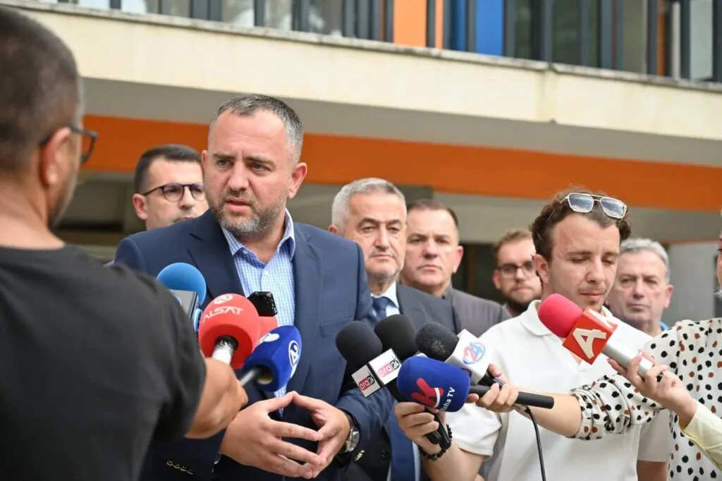 Шест години менувала категории во возачки дозволи, а еднаш веќе била вратена на работа со судска одлука