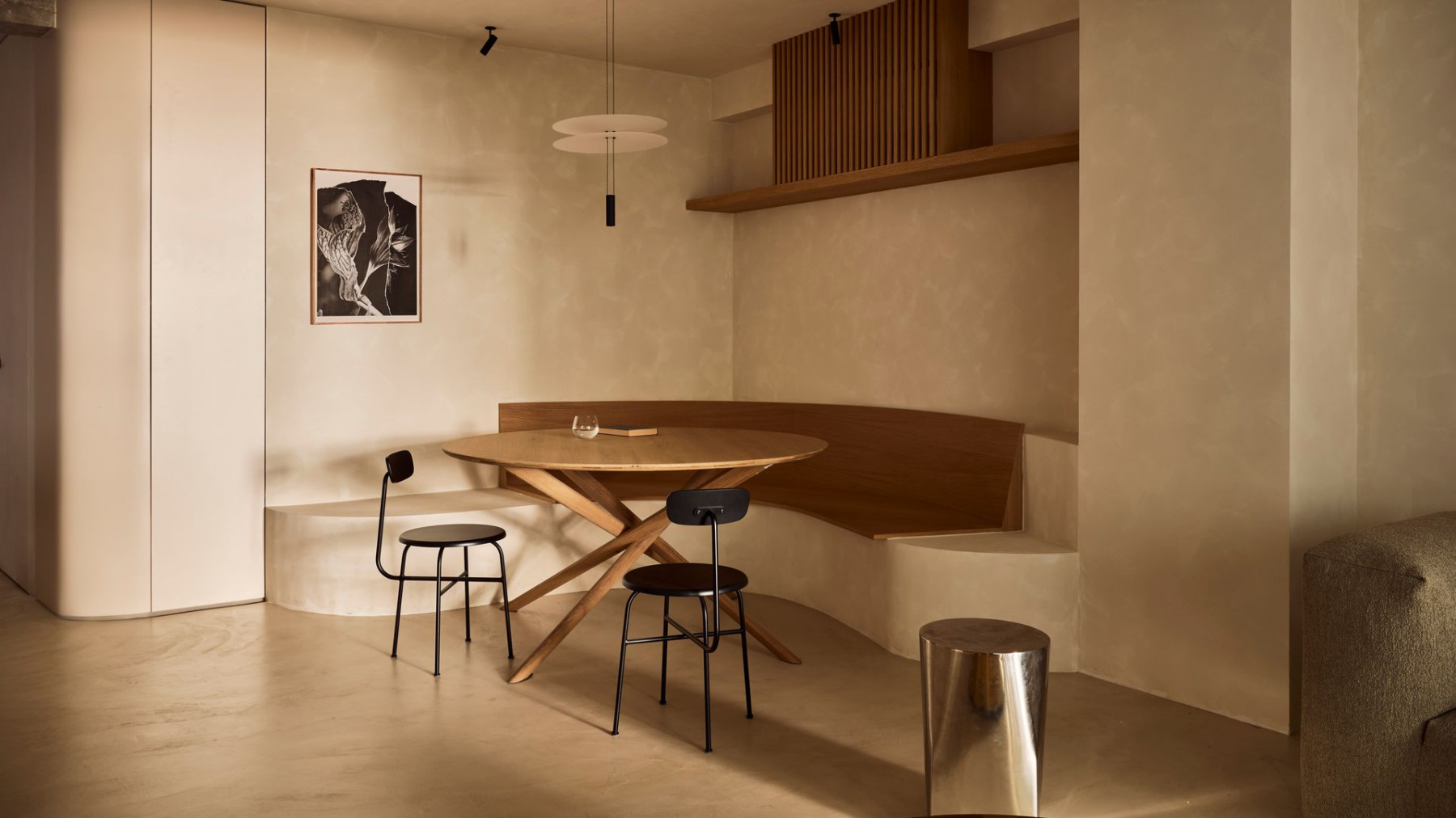 Dining area with a curved built-in bench and natural materials