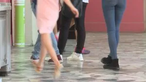 Шестгодишно прваче соблечено и снимено во училишна соблекувална во Кочани: кој ги чува децата во училиште?