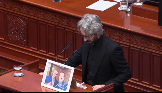 Баџанакот на премиерот на собраниска говорница: Апасиев прозива за фирми и тендер во Струмица, Мицкоски вели - кажи го тоа надвор, па на суд