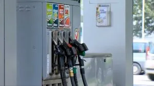 Бензинот и дизелот на светските пазари поевтинија за околу 1,5%, на македонските пумпи цената не се помрднува
