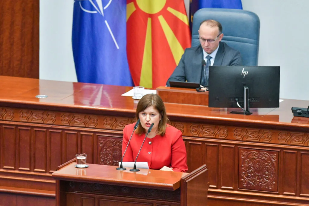 Божиновска ја преживеа интерпелацијата со 63 гласа против, прашањата за ЕСМ, броилата и „Чебрен“ останаа отворени
