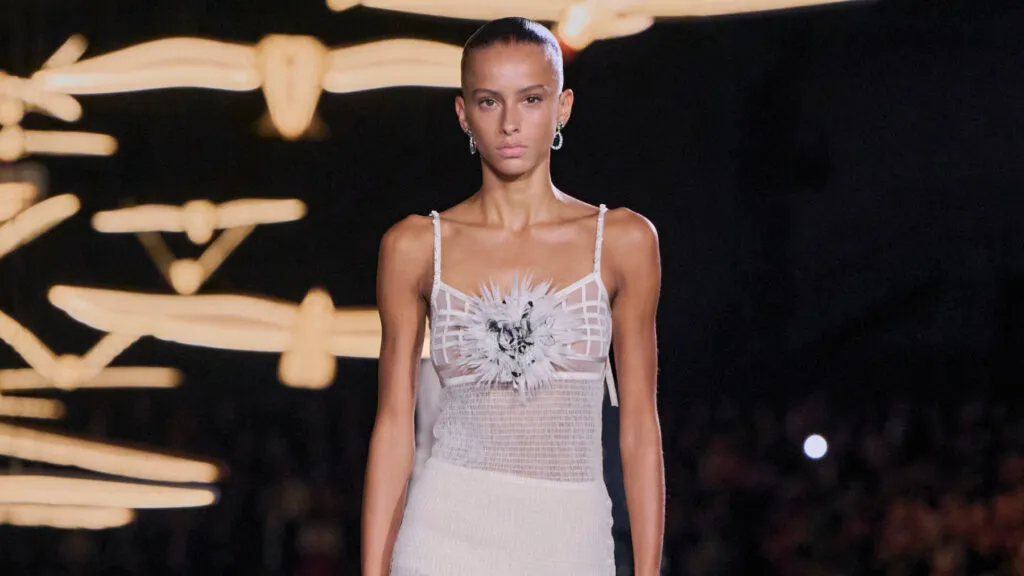 Chanel за пролет-лето 2027: Матје Блази ги облече „многуте верзии“ на жената – од машки елек до вечерен фустан лесен како маица