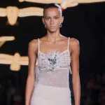Chanel за пролет-лето 2027: Матје Блази ги облече „многуте верзии“ на жената - од машки елек до вечерен фустан лесен како маица