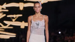 Chanel за пролет-лето 2027: Матје Блази ги облече „многуте верзии“ на жената - од машки елек до вечерен фустан лесен како маица