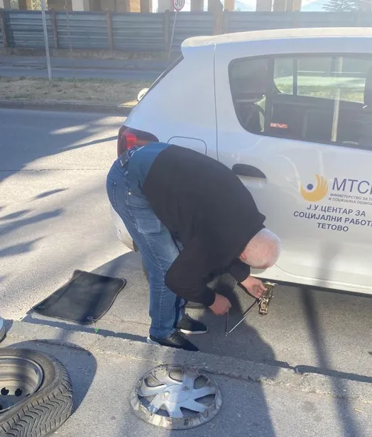 Некој ги пресекол гумите на возилата на социјалното во Тетово токму пред проверките, а камерите – без струја
