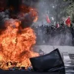 Франција гори  –  младите велат „доста“, власта одговара со насилство