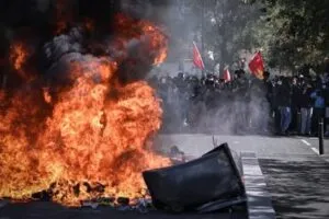 Франција гори  –  младите велат „доста“, власта одговара со насилство