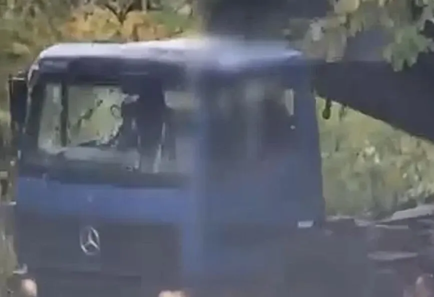 Скопјанец истура градежен шут од камион на зелена површина во Карпош: Полицијата го повика дури откако снимката стигна на мрежите