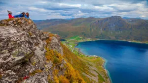 Седум дена и 34 пристаништа по норвешкиот брег: линијата што во 1893 тргна да носи пошта денес ја викаат најубавото патување на светот