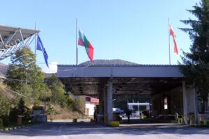 Без пасош, на стоп-листа, а сепак во Софија: кој ја пушти Ива Михаилова преку границата?
