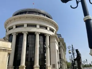 Рачна бомба, два пиштоли и 240 куршуми во дом на скопјанец - и клуч од мотор што, според обвинителството, бил искористен при убиство