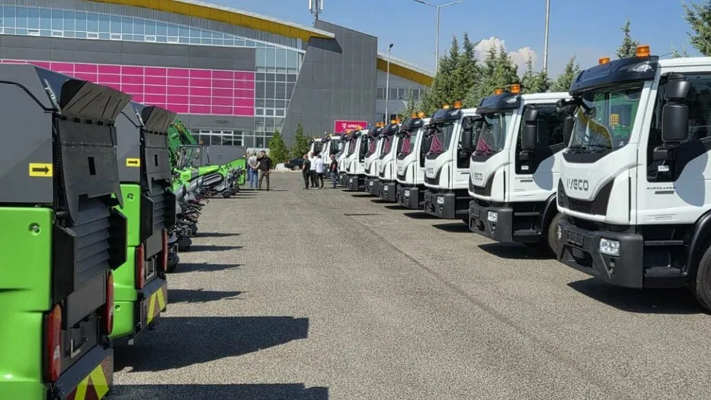 Камионите за смет се предадени, но уште не возат: Ѓорѓиевски најавува 3.300 контејнери, а Скопје и натаму чека чисти улици
