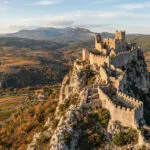 Каркасон доби друштво во УНЕСКО: седум тврдини закачени на карпите на јужна Франција, од Монсегир до Пејрпертиз