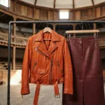 Loewe во Париз: кожни јакни што се драпираат и сукњи намерно откопчани на струкот - луксузот што конечно може да се носи