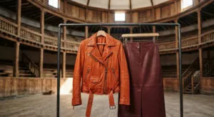 Loewe во Париз: кожни јакни што се драпираат и сукњи намерно откопчани на струкот - луксузот што конечно може да се носи