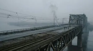 Русија ги гаѓа мостовите на Киев: целта не е да паднат, туку градот да застане