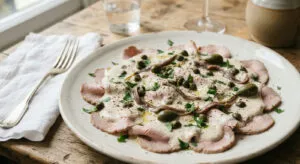 Vitello tonnato, телешко со сос од туна: пиемонтското јадење што звучи како грешка во менито, а се прави ден однапред