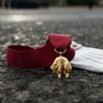 Принцезата Леонор го испушти Златното руно на парадата за 12 октомври, а кралот Фелипе ѝ го закачи повторно на трибината