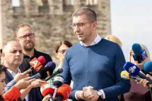 Софија ги одби уставните измени со одложено дејство, а Мицкоски се радува што „дијалогот почна“