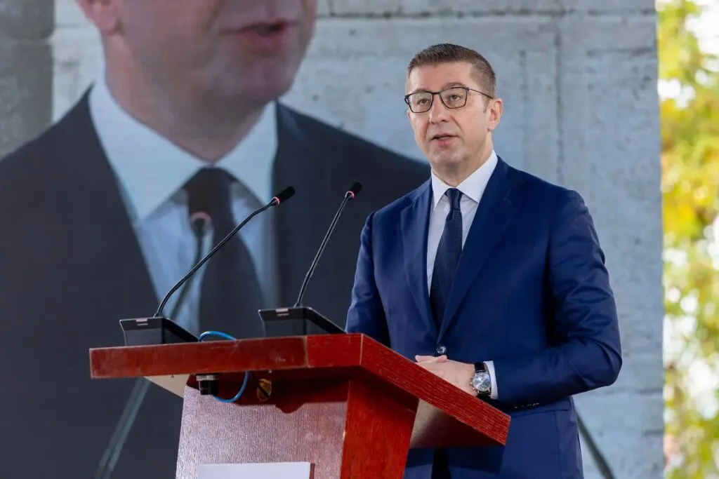 Мицкоски до Бугарија: „Во Европа ќе влеземе со исправена глава“ - а планот за кога Софија и Брисел нема да попуштат?