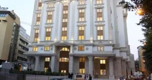 „Стандард и Пурс“ го остави рејтингот на ББ-: растот го влечат коридорите, а јавниот долг до 2029 оди на 57 отсто од БДП